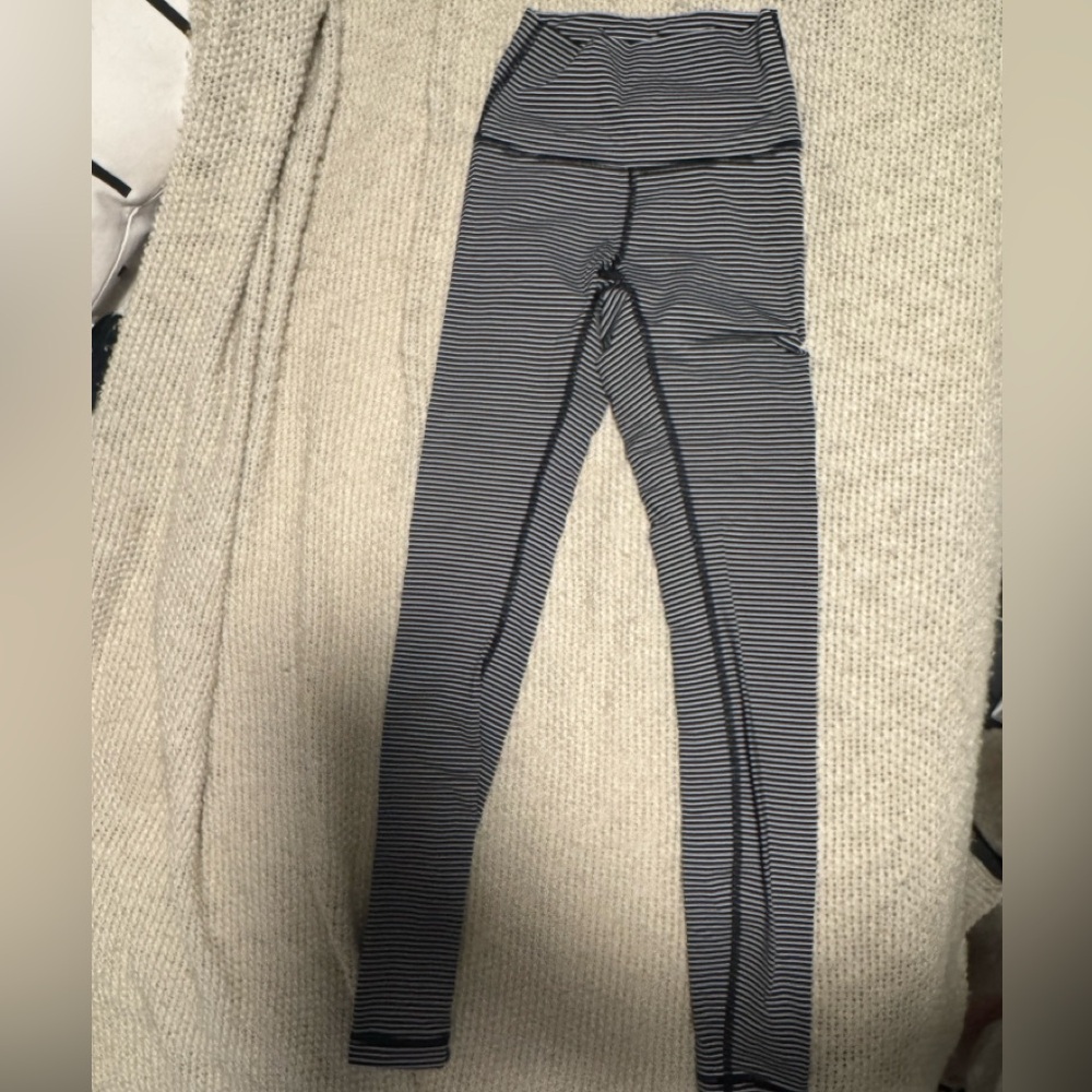 Lululemon High-Waist Leggings Nulu - Black and White